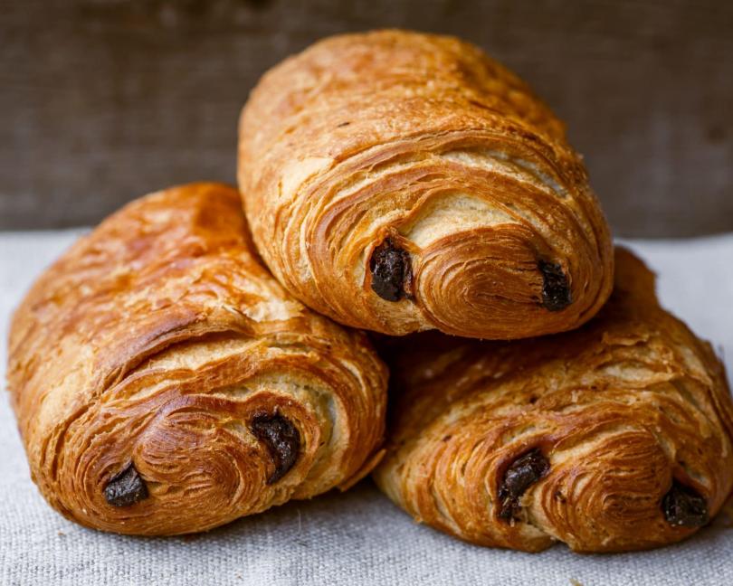 Chocolatine au beurre — pain au chocolat beurré