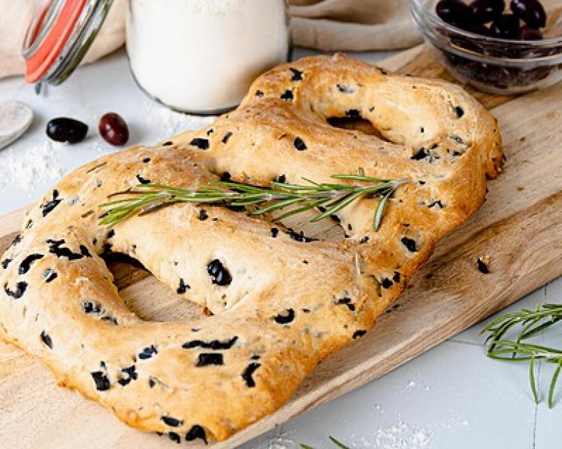 Fougasse aux olives noires — pain aux olives noires